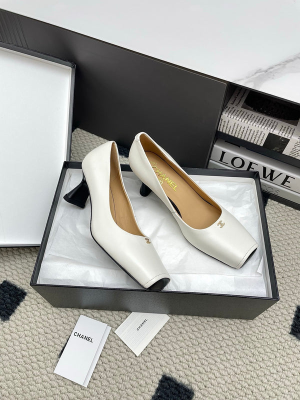 Décolleté CC con punta quadrata 65 mm in pelle di pecora bianca 427016