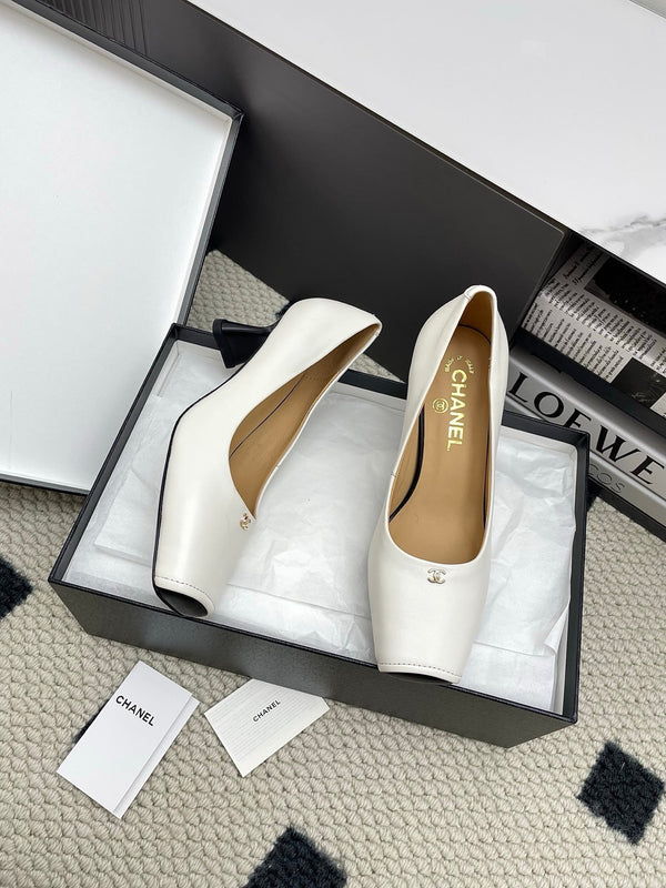 Décolleté CC con punta quadrata 65 mm in pelle di pecora bianca 427016