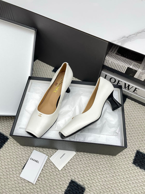 Décolleté CC con punta quadrata 65 mm in pelle di pecora bianca 427016