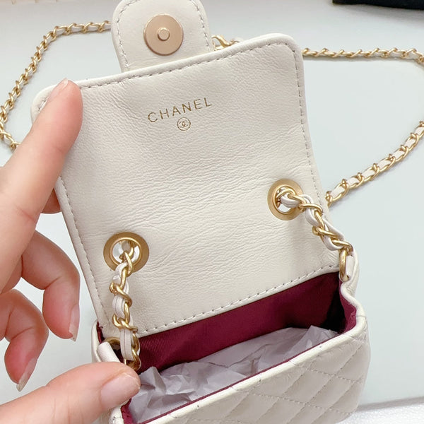 borsa in pelle di agnello trapuntata bianca con cintura a catena cc