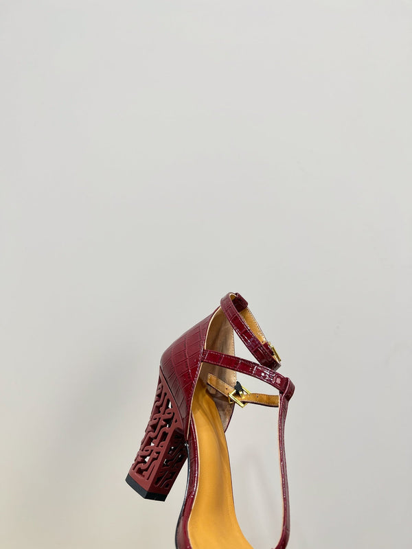 FENDI HIGH-HEELED 10 CM IN SANGRIA RED GLOSSY LAMBSKIN WITH GOLD HARDWARE