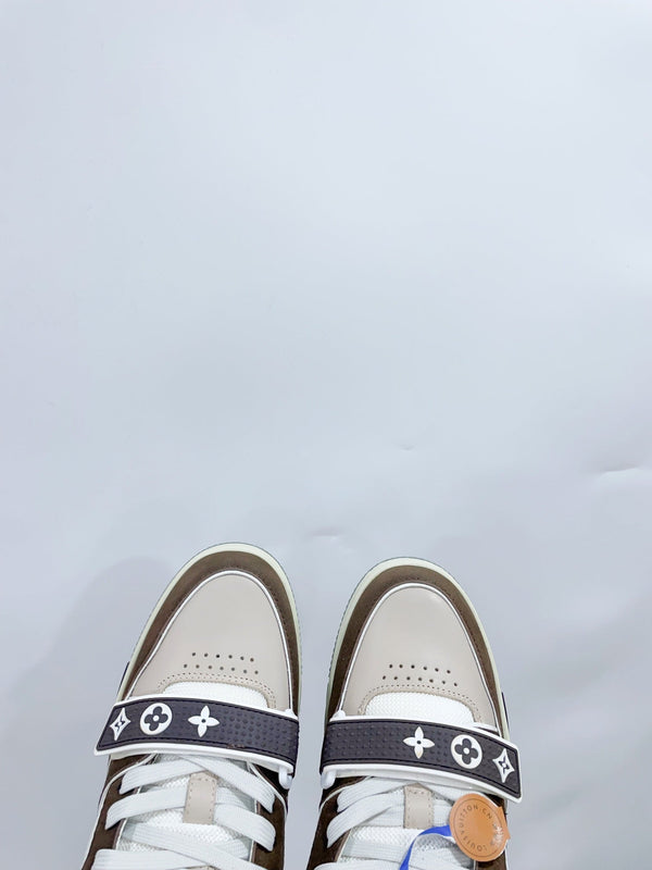 Sneaker LV Trainer con cinturino in velcro in pelle di vacchetta marrone