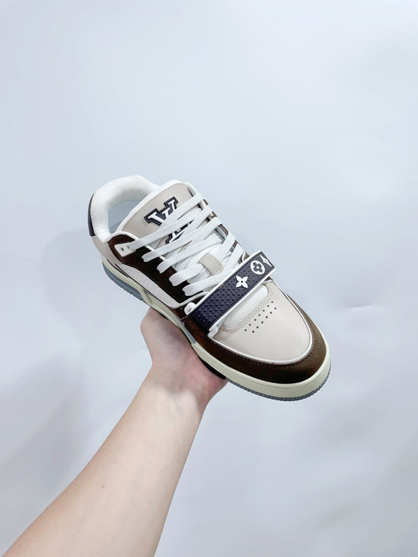 Sneaker LV Trainer con cinturino in velcro in pelle di vacchetta marrone