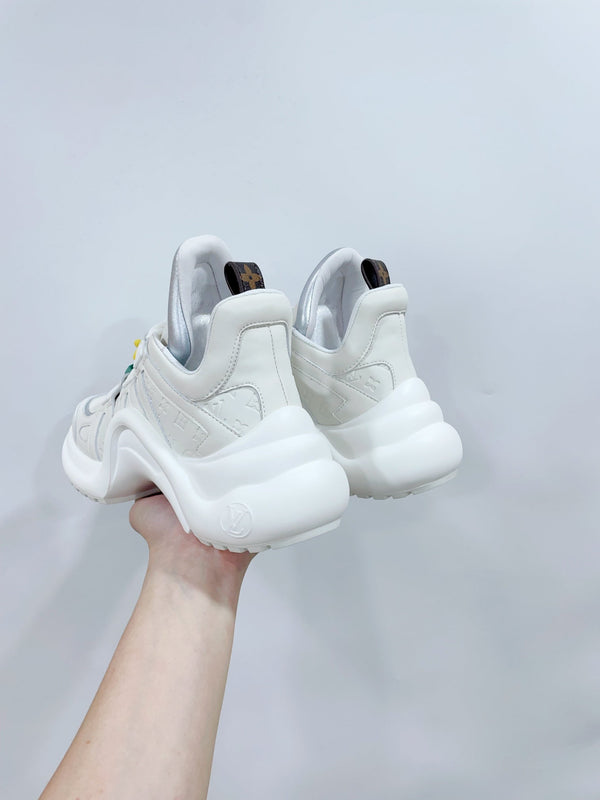 Scarpe sportive LV Archlight bianche con bordo grigio in pelle di vitello