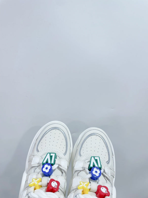 Scarpe sportive LV Archlight bianche con bordo grigio in pelle di vitello