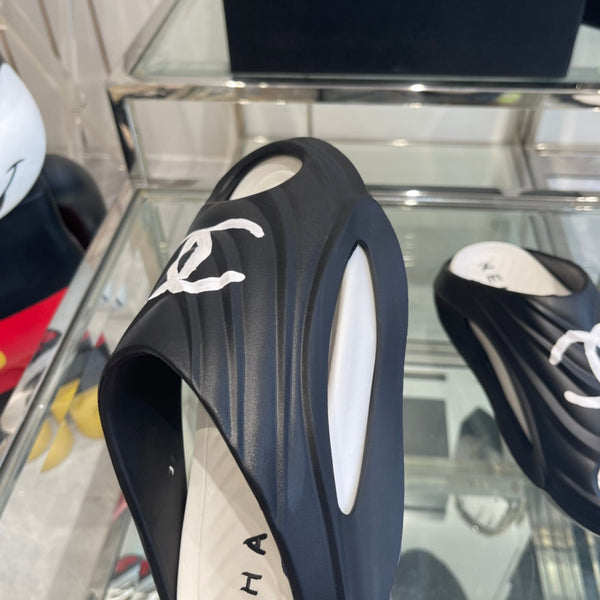 Ciabatte CC in schiuma nera e bianca 204131