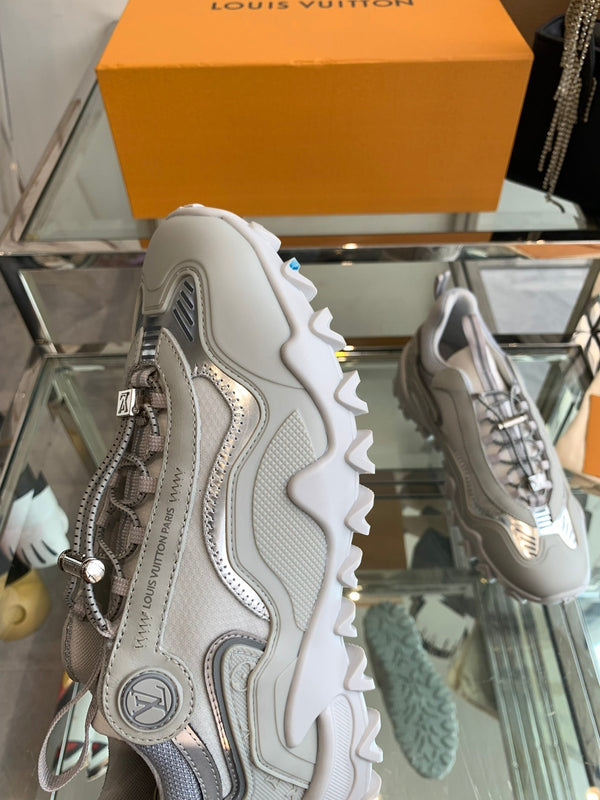 Sneaker LV Rush 40mm in pelle di vacchetta grigia