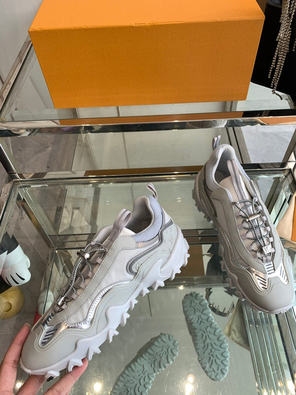 Sneaker LV Rush 40mm in pelle di vacchetta grigia