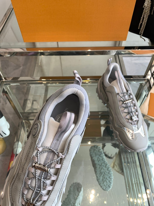 Sneaker LV Rush 40mm in pelle di vacchetta grigia