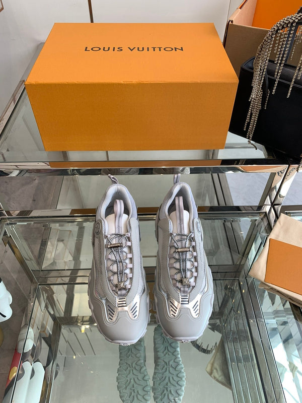 Sneaker LV Rush 40mm in pelle di vacchetta grigia