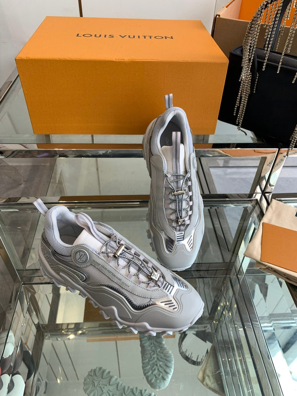 Sneaker LV Rush 40mm in pelle di vacchetta grigia