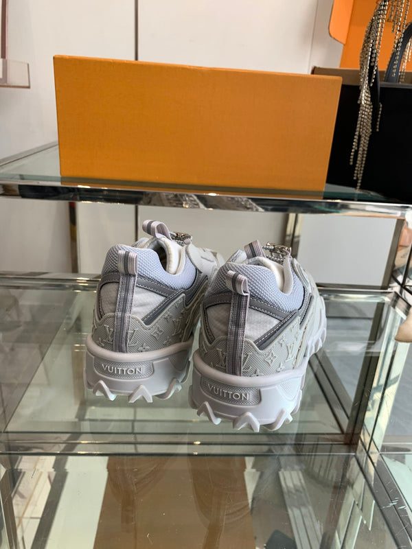 Sneaker LV Rush 40mm in pelle di vacchetta grigia