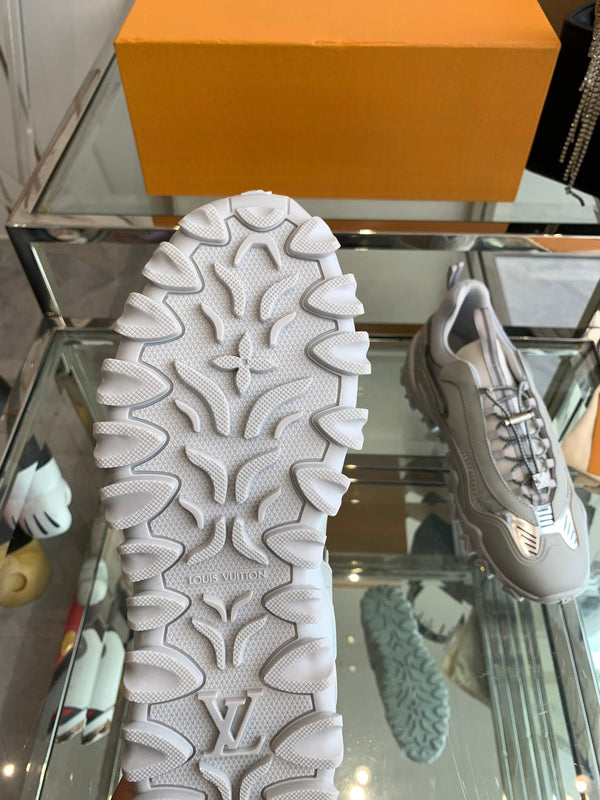 Sneaker LV Rush 40mm in pelle di vacchetta grigia