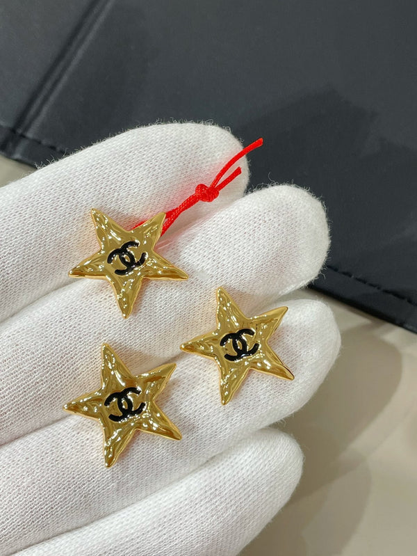 orecchini a bottone in smalto nero cc star