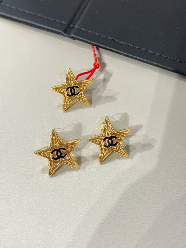 orecchini a bottone in smalto nero cc star