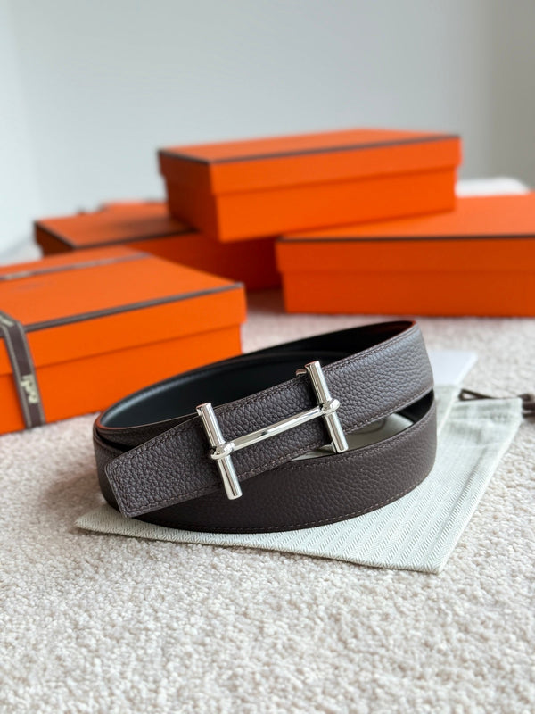 Cintura con fibbia HM H d'Ancre 32 mm in pelle color cioccolato nero 187773