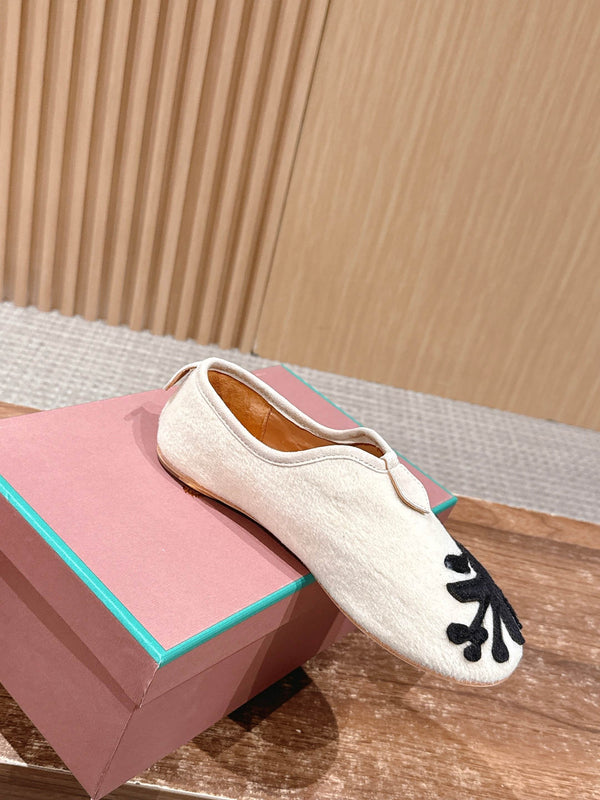 LP Floaty Embroidered Flats Loafer Cream Suede 553987