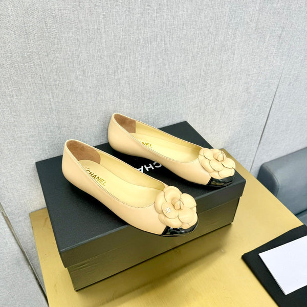 CC 25P Ballet Flat Flower Beige Calfskin Black Patent Calfskin