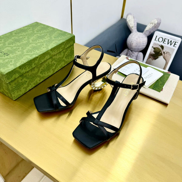 SANDALO TACCO MEDIO IN VITELLO NERO CON STRASS