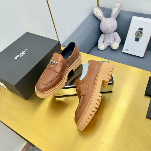 MOCASSINO CON LOGO TRIANGOLARE IN PELLE DI VITELLO COGNAC