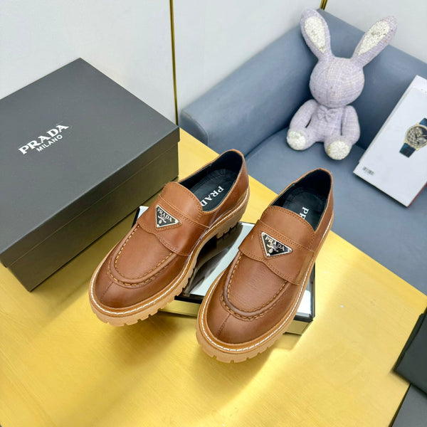 MOCASSINO CON LOGO TRIANGOLARE IN PELLE DI VITELLO COGNAC