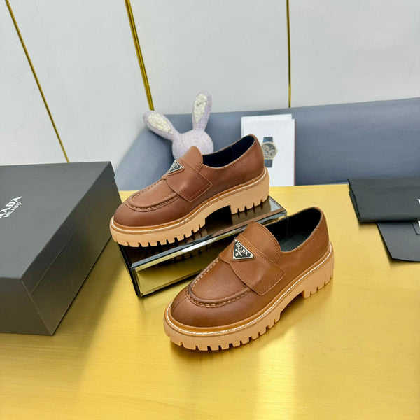 MOCASSINO CON LOGO TRIANGOLARE IN PELLE DI VITELLO COGNAC