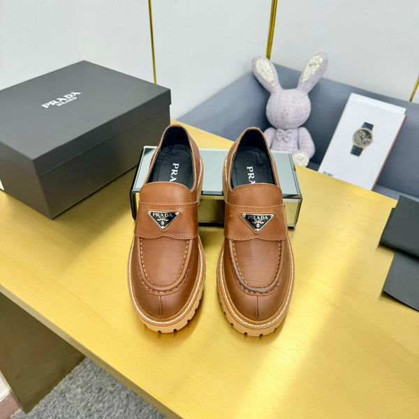 MOCASSINO CON LOGO TRIANGOLARE IN PELLE DI VITELLO COGNAC