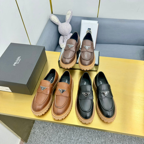 MOCASSINO CON LOGO TRIANGOLARE IN PELLE DI VITELLO COGNAC