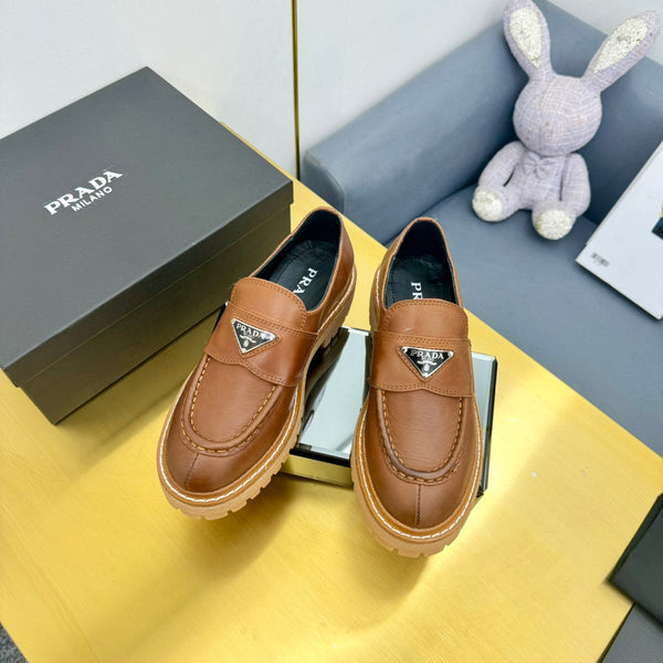 MOCASSINO CON LOGO TRIANGOLARE IN PELLE DI VITELLO COGNAC
