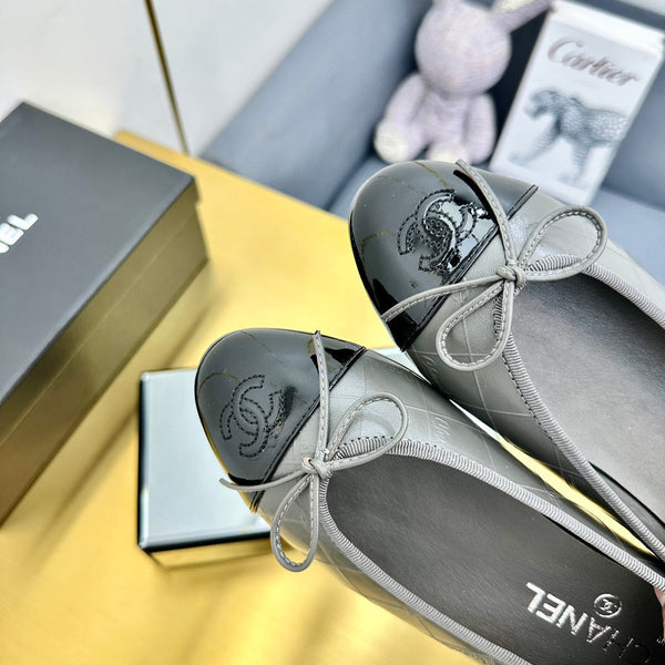 cc ballet flats in grey lambskin and black patent calfskin 137422