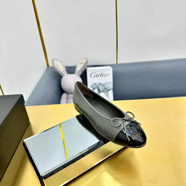 cc ballet flats in grey lambskin and black patent calfskin 137422