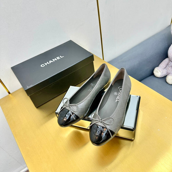 cc ballet flats in grey lambskin and black patent calfskin 137422