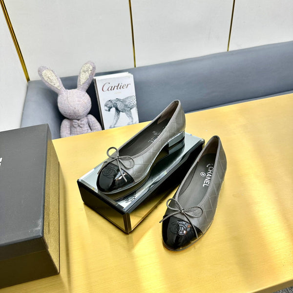 cc ballet flats in grey lambskin and black patent calfskin 137422