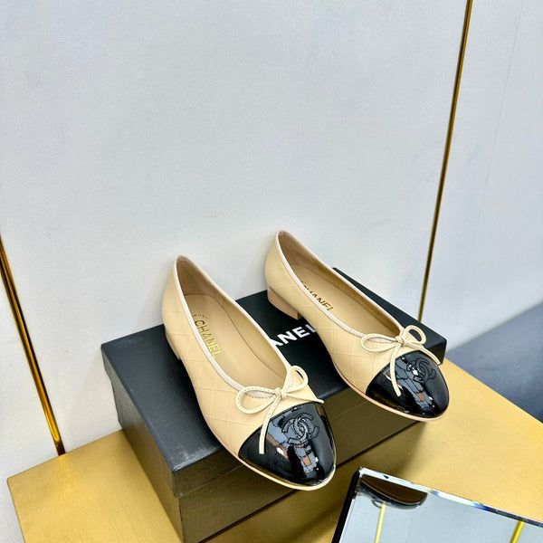 cc ballet flats in beige lambskin and black patent calfskin 137428
