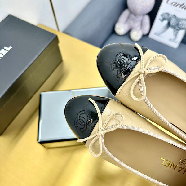 cc ballet flats in beige lambskin and black patent calfskin 137428