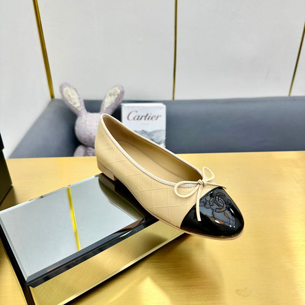 cc ballet flats in beige lambskin and black patent calfskin 137428