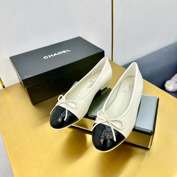 cc ballet flats in cream lambskin and black patent calfskin 137430