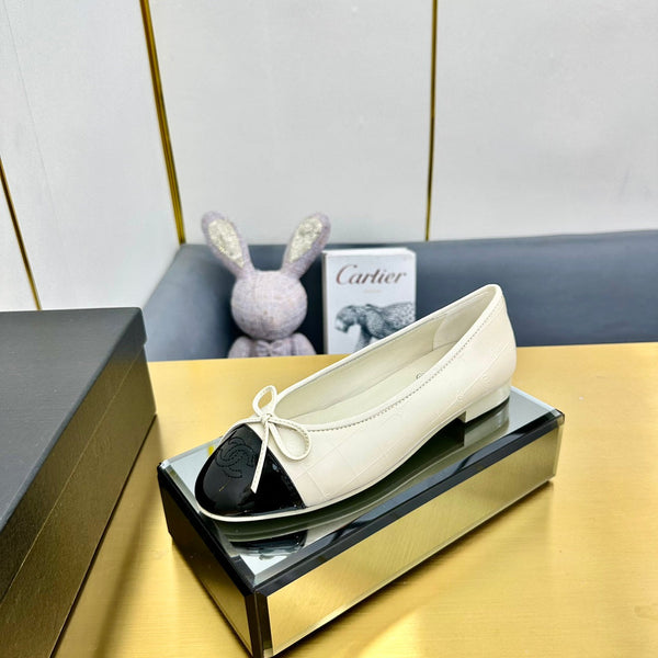 cc ballet flats in cream lambskin and black patent calfskin 137430