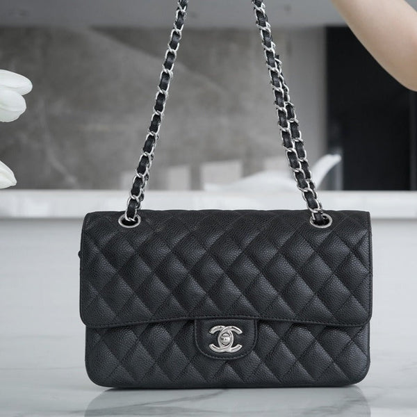 CLASSIC FLAP 25 NERO CAVIALE ARGENTO HARDWARE