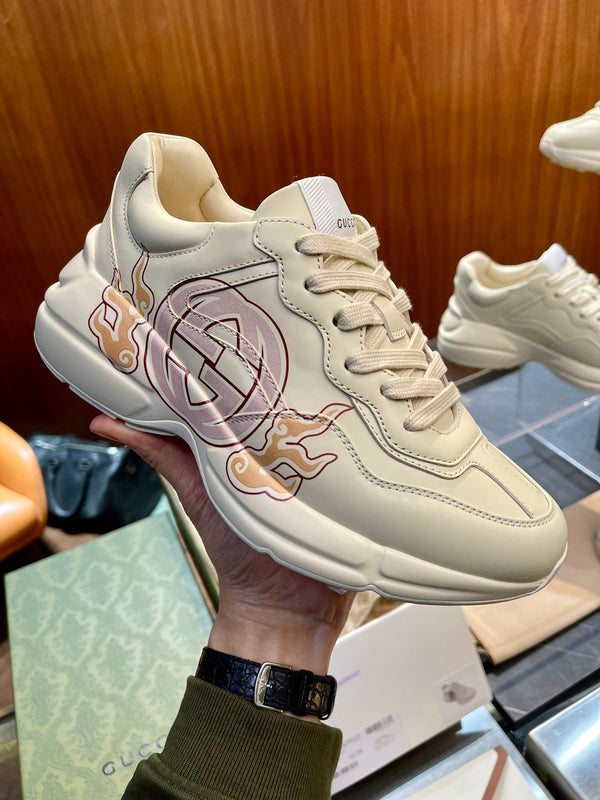 Sneaker GG Rhyton da uomo in pelle di vitello bianco latte 524496