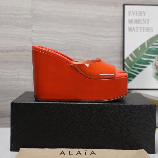 ZEPPA ALAIA CON PLATEAU IN PELLE DI AGNELLO ARANCIONE VIVO CON CUORE ROSSO