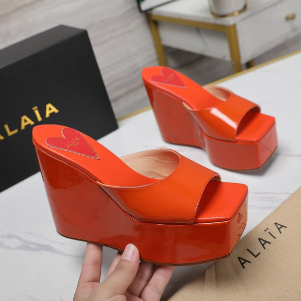ZEPPA ALAIA CON PLATEAU IN PELLE DI AGNELLO ARANCIONE VIVO CON CUORE ROSSO