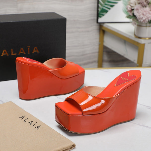 ZEPPA ALAIA CON PLATEAU IN PELLE DI AGNELLO ARANCIONE VIVO CON CUORE ROSSO