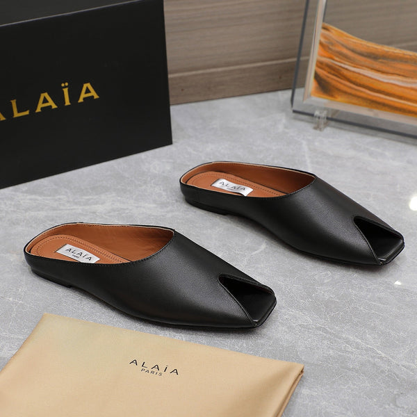 ALAIA FLAT MULE IN BLACK LAMBSKIN