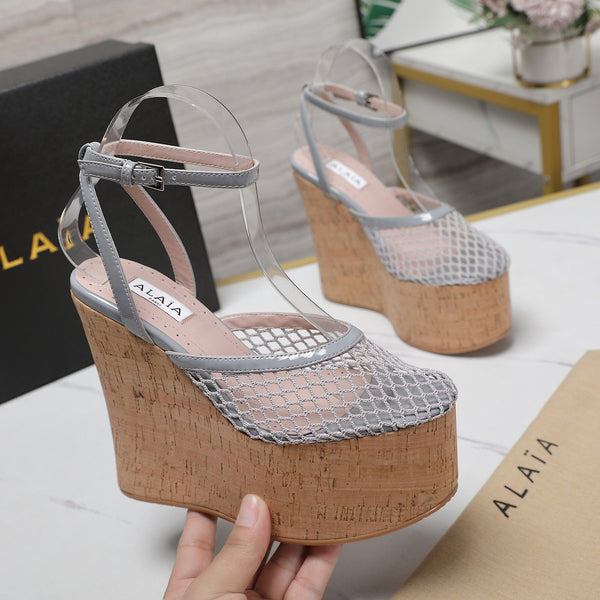 SANDALO ALAIA CON ZEPPA IN RETE GRIGIO CHIARO E GOMMA BEIGE