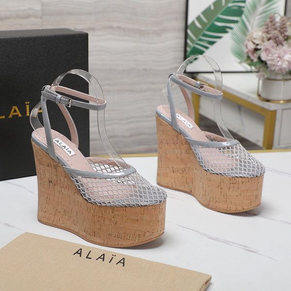 SANDALO ALAIA CON ZEPPA IN RETE GRIGIO CHIARO E GOMMA BEIGE