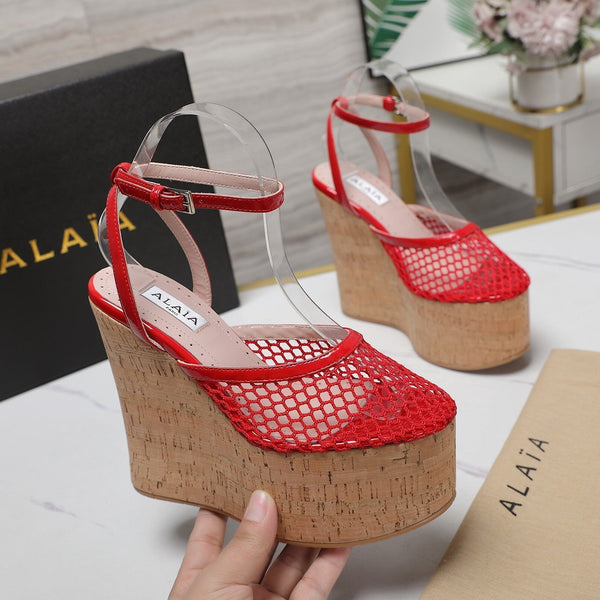 SANDALO ALAIA CON ZEPPA IN RETE ROSSO CILIEGIA E GOMMA BEIGE