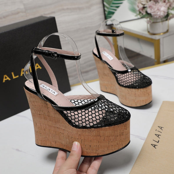 SANDALO ALAIA CON ZEPPA IN RETE NERA E GOMMA BEIGE