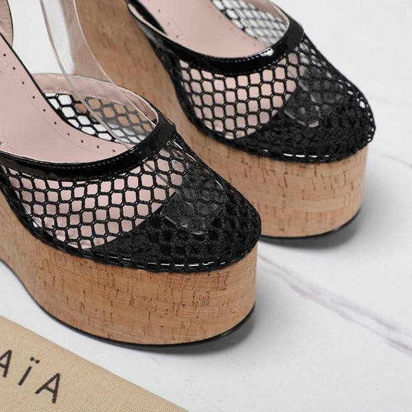 SANDALO ALAIA CON ZEPPA IN RETE NERA E GOMMA BEIGE