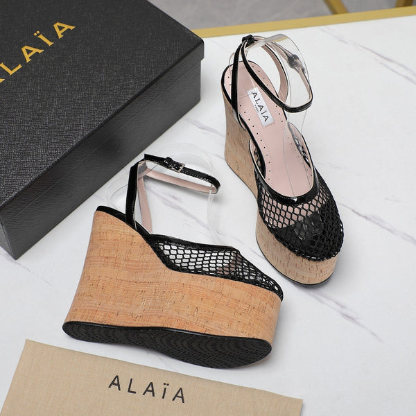 SANDALO ALAIA CON ZEPPA IN RETE NERA E GOMMA BEIGE